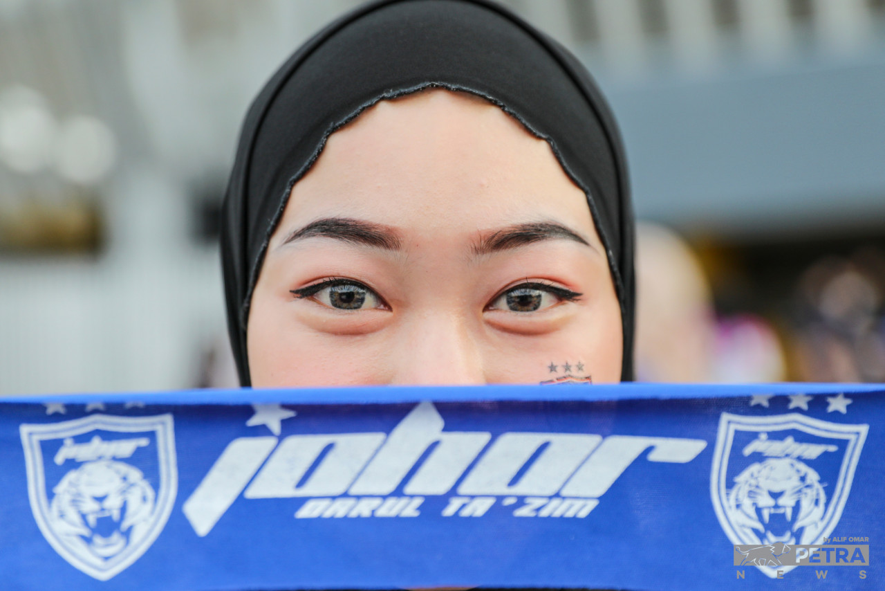 A Johor Darul Ta’zim FC fan displays a team scarf at Bukit Jalil National Stadium, Kuala Lumpur ahead of tonight’s highly anticipated Malaysia Cup final. – ALIF OMAR/The Vibes pic, November 26, 2022