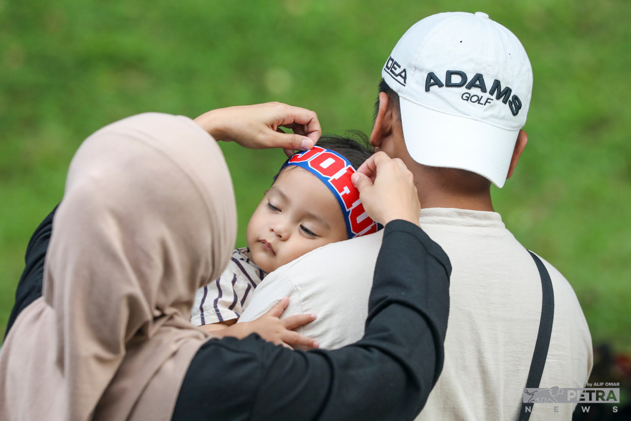 A young child wears a Johor Darul Ta’zim FC headband at Bukit Jalil National Stadium, Kuala Lumpur as kick-off approaches in the Malaysia Cup final. – ALIF OMAR/The Vibes pic, November 26, 2022