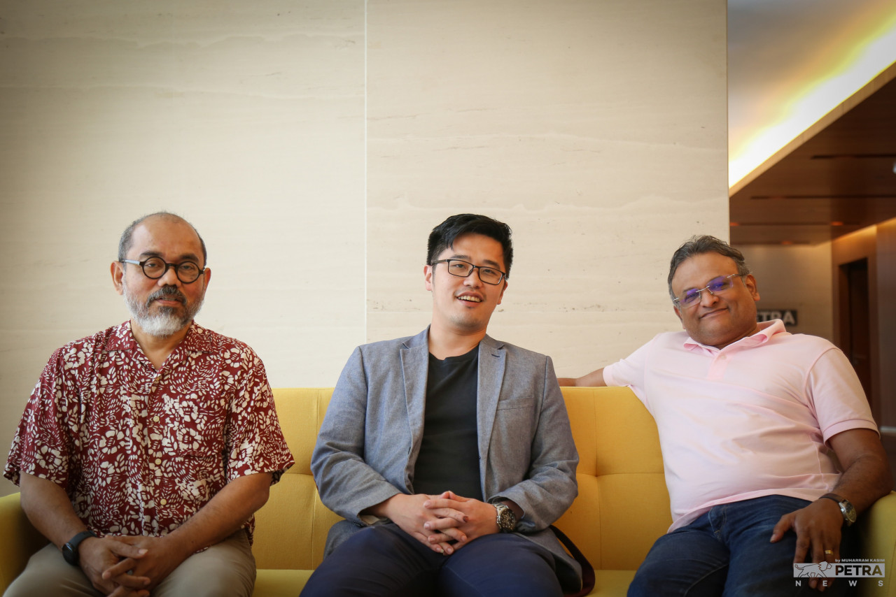 (From left) PETRA News chief executive Datuk Zainul Ariffin Mohammed Isa, DAP’s Ipoh Timur MP Howard Lee and PETRA News editor-in-chief Terence Fernandez pose for a photo after recording an episode of The Vibes’ the Good, the Bad, and the Ugly podcast. – MUHARRAM KASIM/The Vibes pic, November 26, 2022