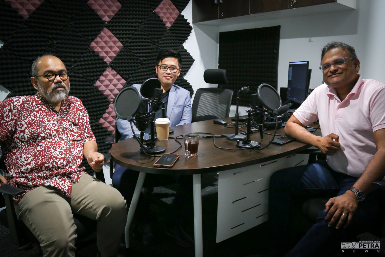 (From left) PETRA News chief executive Datuk Zainul Ariffin Mohammed Isa, DAP’s Ipoh Timur MP Howard Lee and PETRA News editor-in-chief Terence Fernandez in the recording room for an episode of The Vibes’ the Good, the Bad, and the Ugly podcast. – MUHARRAM KASIM/The Vibes pic, November 26, 2022