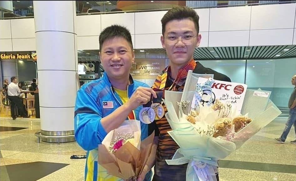 Lee Zii Jia (right) has sacked Indra Wijaya (left) from his team after the current world number 2 failed to earn a spot at the season-ending World Tour Finals in December and decided to go on without a coach. – Flashscore Malaysia Facebook pic, December 29, 2022