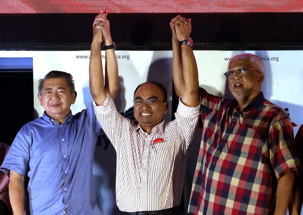 Pakatan Harapan candidate for Padang Serai, Mohamad Sofee Razak (centre), has said that no one would be left behind in the quest to revive Malaysia as a progressive nation. – Bernama pic, November 30, 2022