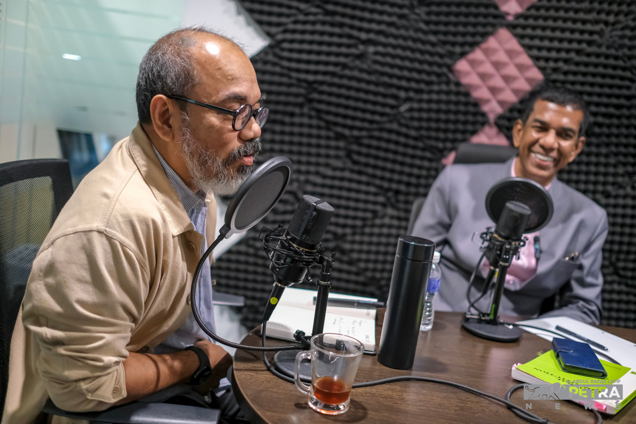 PETRA News chief executive Datuk Zainul Arifin Mohammed Isa (left) and lawyer Datuk Seri Jahaberdeen Mohamed Yunoos record an episode of The Vibes’ The Good, The Bad, and The Ugly podcast. Among the issues discussed is the likelihood of another Sheraton Move occurring. – ABDUL RAZAK LATIF/The Vibes pic, December 3, 2022