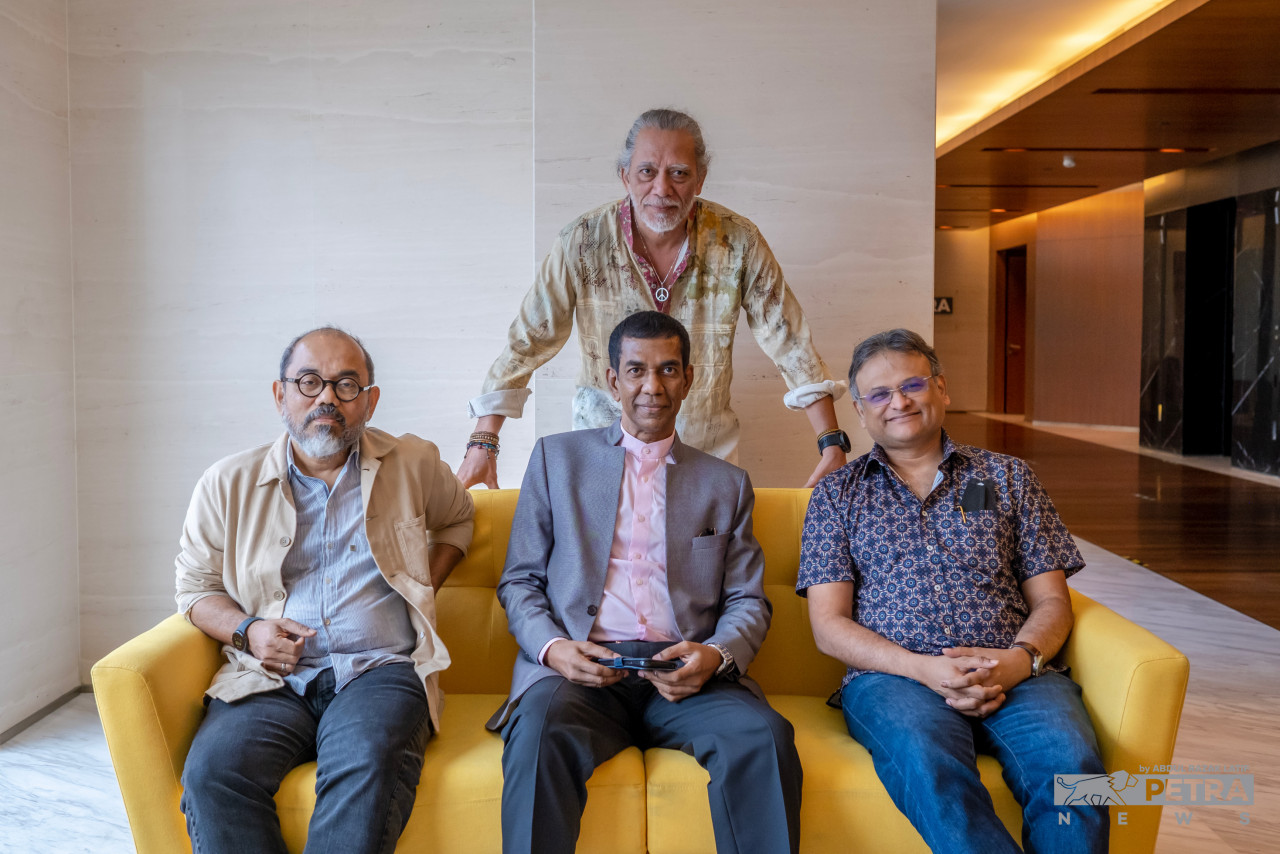 (Seated from left) PETRA News chief executive Datuk Zainul Arifin Mohammed Isa, lawyer Datuk Seri Jahaberdeen Mohamed Yunoos, PETRA News editor-in-chief Terence Fernandez, and PETRA News executive director Datuk Ahirudin Attan (standing) relax after recording an episode of The Vibes’ The Good, The Bad, and The Ugly podcast. – ABDUL RAZAK LATIF/The Vibes pic, December 3, 2022