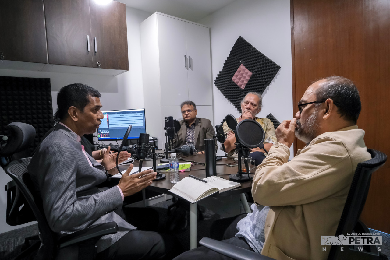(From left) Lawyer Datuk Seri Jahaberdeen Mohamed Yunoos, PETRA News editor-in-chief Terence Fernandez, PETRA News executive director Datuk Ahirudin Attan, and PETRA News chief executive Datuk Zainul Arifin Mohammed Isa record an episode of The Vibes’ The Good, The Bad, and The Ugly podcast. – ABDUL RAZAK LATIF/The Vibes pic, December 3, 2022