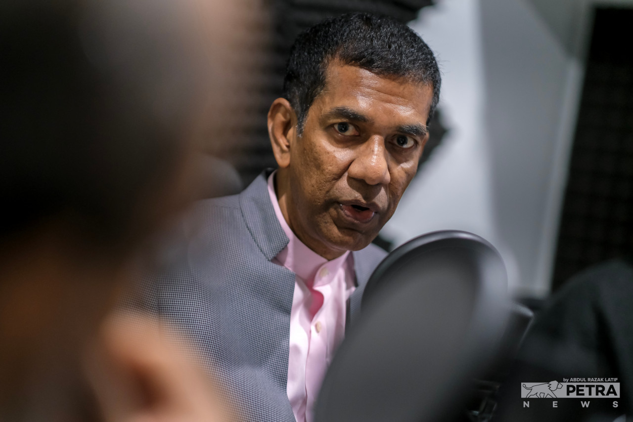Lawyer Datuk Seri Jahaberdeen Mohamed Yunoos explains the differences between Malaysia’s constitutional monarchy model and the Westminster system on an episode of The Vibes’ The Good, The Bad, and The Ugly podcast. – ABDUL RAZAK LATIF/The Vibes pic, December 3, 2022