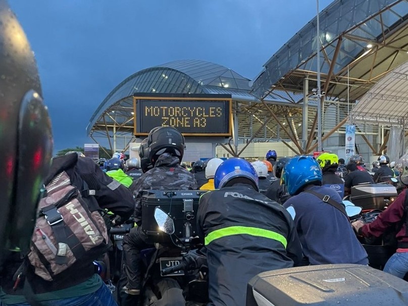 Motorcycle riders are held up by long queues and congestion while entering and exiting from Singapore. – Pic courtesy of Iqmal Tajnaen, December 5, 2022