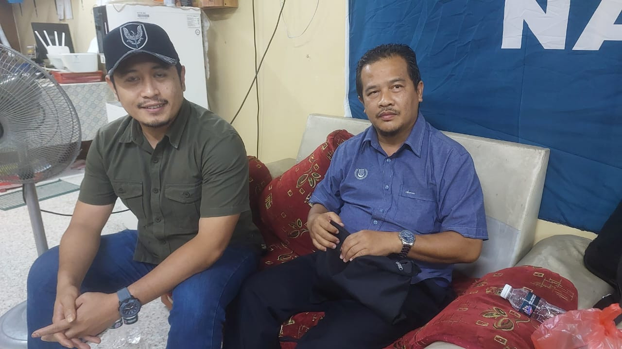Perikatan Nasional’s incoming Padang Serai MP Datuk Azman Nasrudin (right) and a Bersatu officer after the former’s by-election win in the seat. – IAN MCINTYRE/The Vibes pic, December 8, 2022