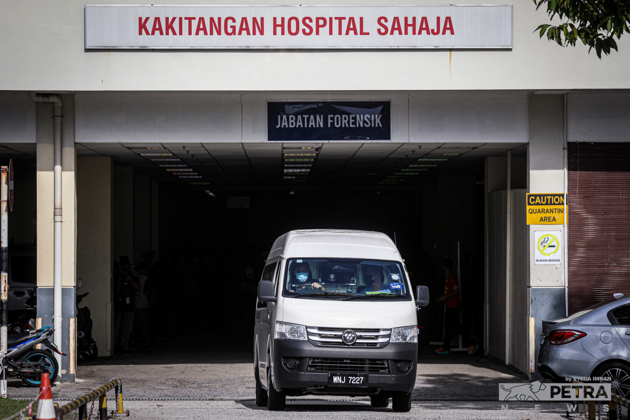 A hearse van leaves Sg Buloh Hospital carrying the bodies of some of the victims of the Batang Kali landslide. – SYEDA IMRAN/The Vibes pic, December 17, 2022