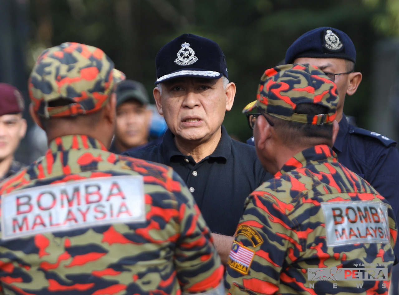 Inspector-General of Police Tan Sri Acryl Sani Abdullah Sani arrives at the Batang Kali operations centre for a briefing on the latest updates in the search-and-rescue operation. – SAIRIEN NAFIS/The Vibes pic, December 17, 2022