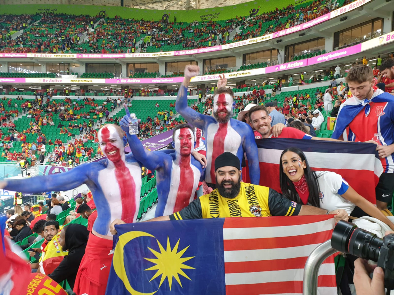 Jagjit poses with the Jalur Gemilang during a World Cup match between Spain and Costa Rica. – Pic courtesy of Jagjit Singh, December 17, 2022