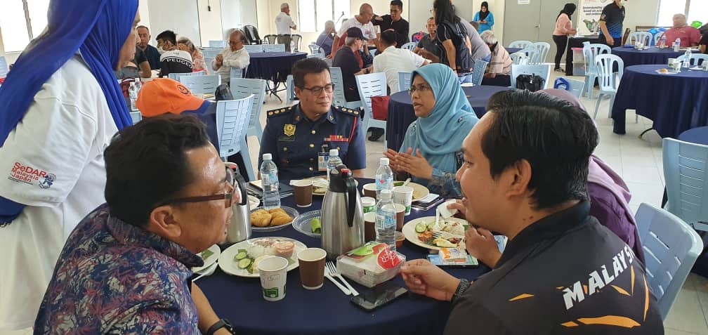 Ampang MP Rodziah Ismail (in light blue headscarf) launches the SeDAR programme at Ukay Perdana, an area that is familiar with landslide occurrences over the last few years. – KIRTHIGA PANNEE SELVAN/The Vibes pic, December 21, 2022