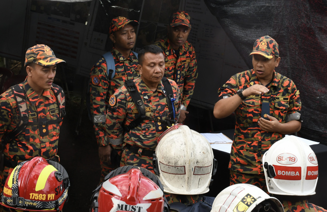 Fire and Rescue Department senior officer Ahmadi bin Muhamad Hasan (right) briefs his personnel before beginning today’s search-and-rescue operation for the Batang Kali landslide victims. – Pic courtesy of Fire and Rescue Department, December 22, 2022