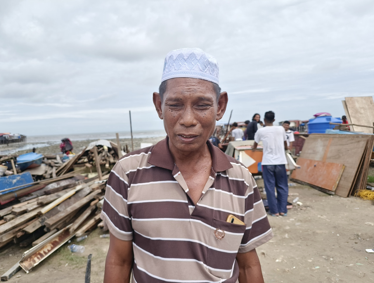 Haji Mohamad Dalil, 59, says that after losing his home, he is now afraid to live near the sea. – REBECCA CHONG/The Vibes pic, December 26, 2022