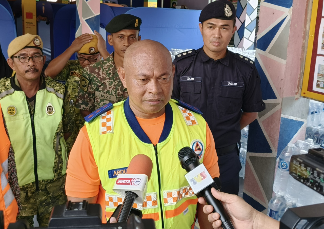 Sandakan district Disaster Management Committee secretariat cum Sandakan Civil Defense Force officer, Abdullah Sabaruddin (centre), says the victims are divided into two groups – Malaysians and non-citizens. – REBECCA CHONG/The Vibes pic, December 31, 2022