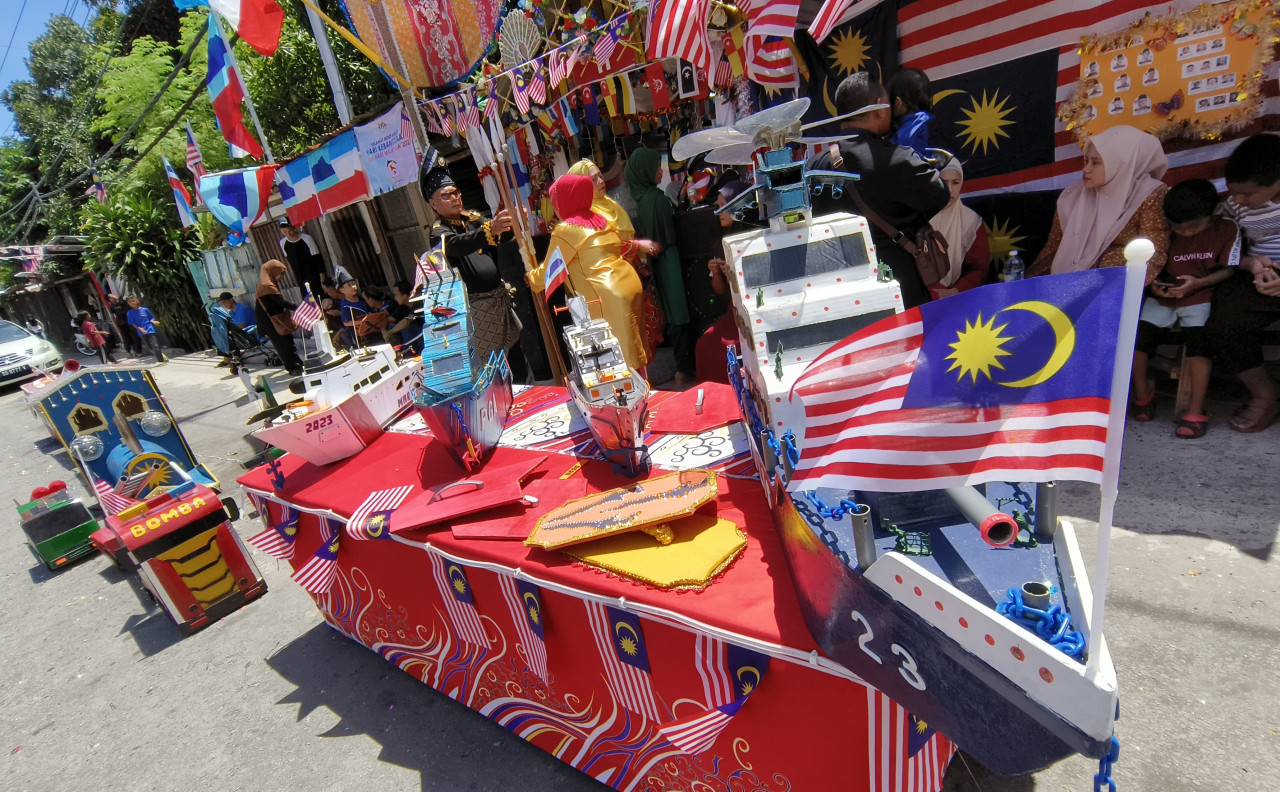 Models of battleships used by the national security forces, made by the winning team, are on display in front of Bridge 11, Kg Sim-Sim, Sandakan. – REBECCA CHONG/The Vibes pic, September 16, 2022