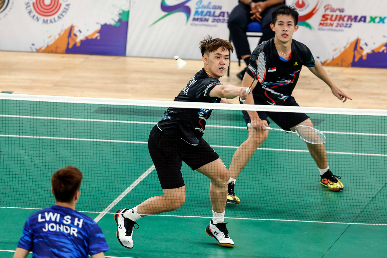 Man Wei Chong (not pictured) and Tee Kai Wun (left) are seeking guidance from senior players, Aaron Chia-Soh Wooi Yik (not pictured), to face second-seeded Indonesian greats Marcus Fernaldi Gideon-Kevin Sanjaya Sukamuljo (not pictured). – Bernama pic, January 4, 2023