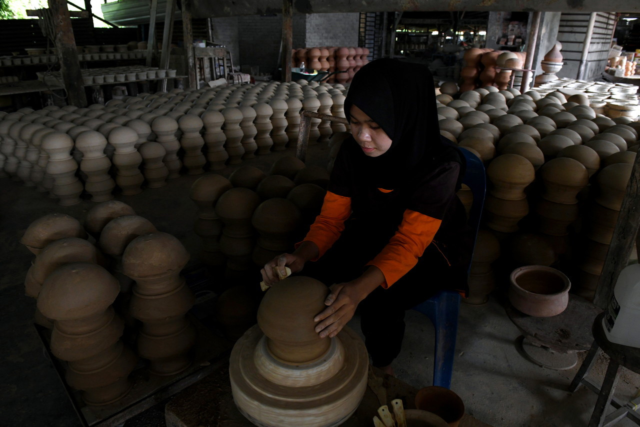 A worker at K. Devaraja Pottery makes a clay pot to be sold for this year’s Ponggal celebration. Demand for the product has dramatically increased this year after the last two years’ celebrations were affected by the Covid-19 pandemic. – Bernama pic, January 6, 2023
