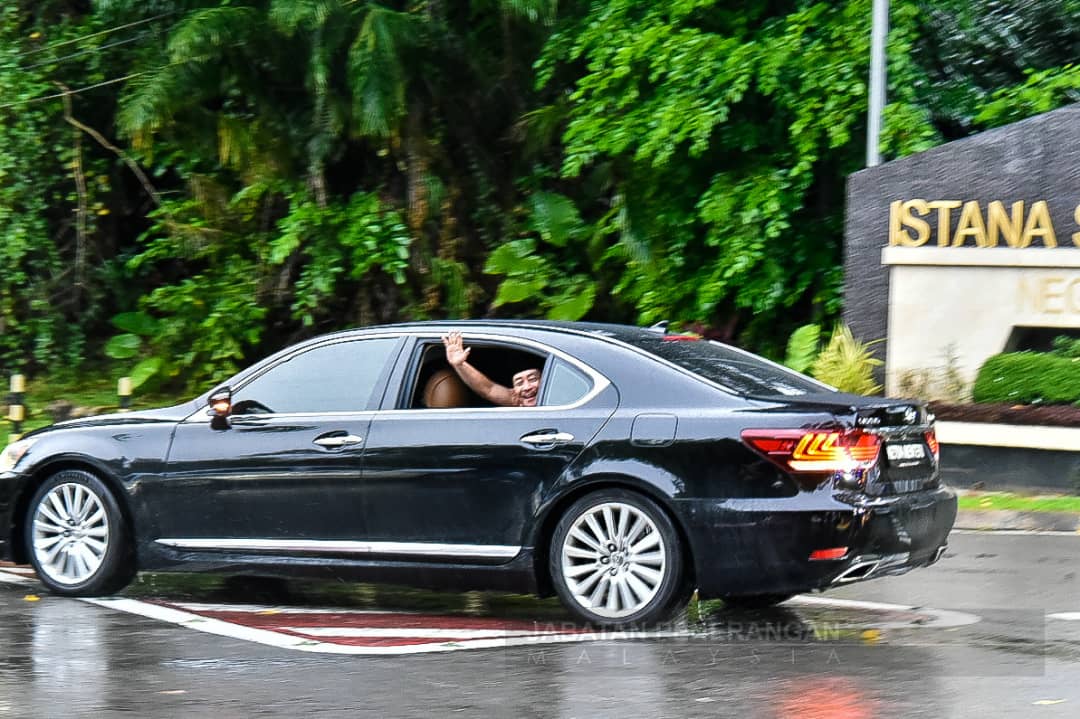 Gabungan Rakyat Sabah chairman Datuk Seri Hajiji Mohd Noor is seen entering Istana Seri Kinabalu Negeri Sabah before 5pm today. – Pic courtesy of Sabah Information Department, January 7, 2023