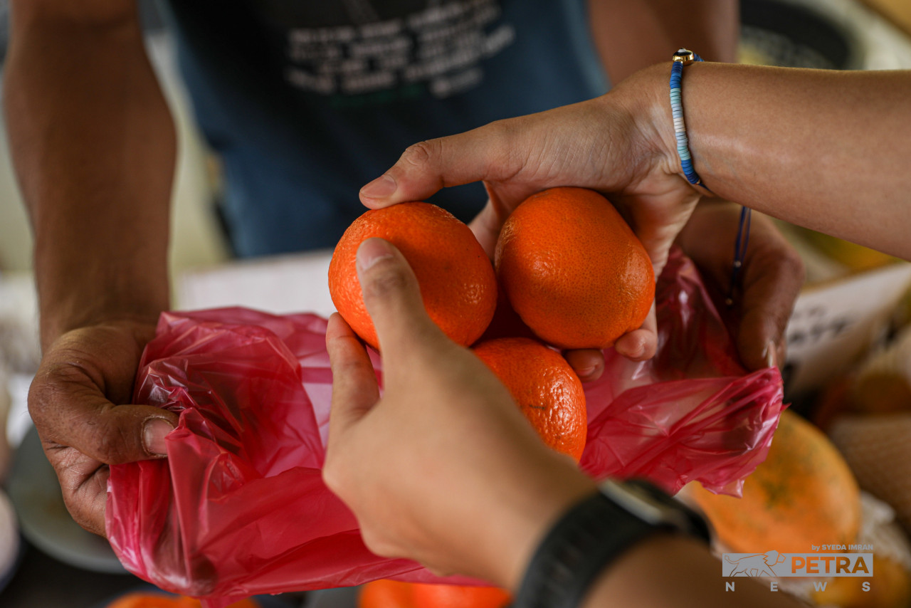 A survey by The Vibes finds that the prices of mandarin oranges have also increased due to higher demand during the Chinese New Year festive season this year. – SYEDA IMRAN/The Vibes pic, January 17, 2023