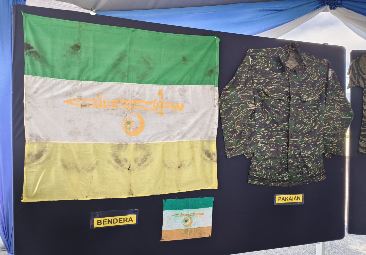 The flag and uniform used by the Royal Security Forces of the sultanate of Sulu during the 2013 Lahad Datu stand-off. – REBECCA CHONG/The Vibes pic, January 16, 2023