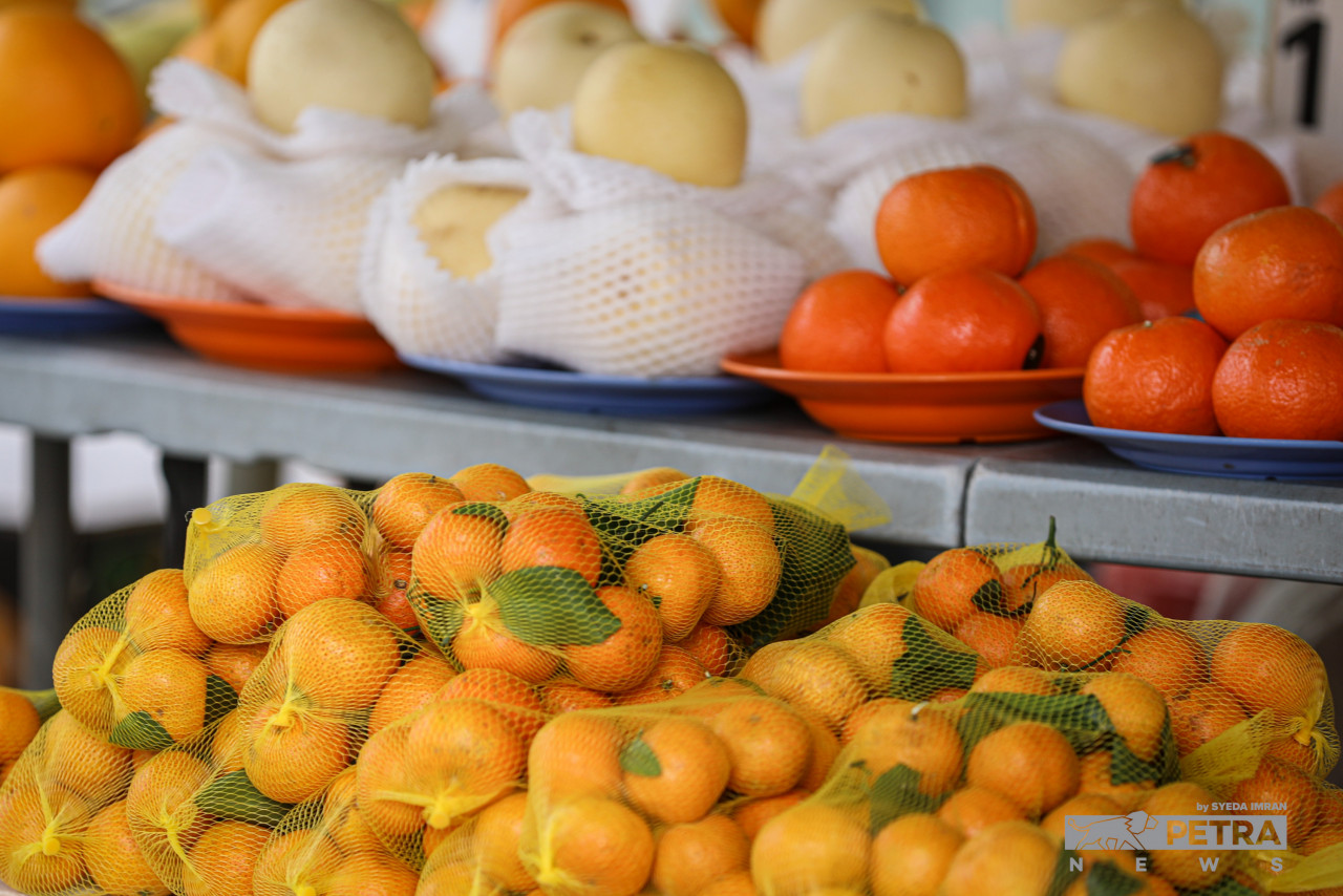 Despite the soaring mandarin orange prices for the coming Chinese New Year, the fruits are selling well at markets and supermarkets. – SYEDA IMRAN/The Vibes pic, January 17, 2023