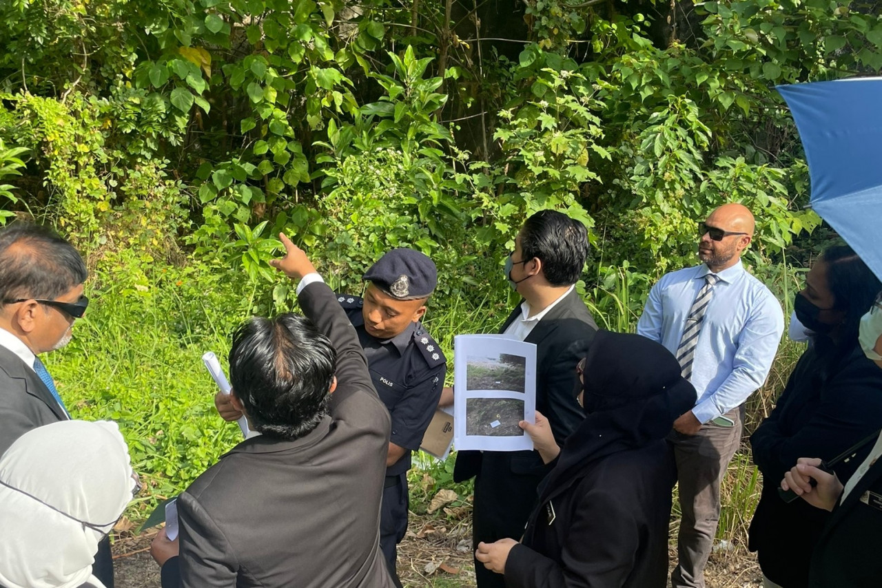 Court officials visit the site where Annapuranee Jenkins’s remains were discovered. She disappeared some five years ago along the busy Scotland Road before being being found in 2020 along a construction site, here, where she was last spotted. – IAN MCINTYRE/The Vibes pic, January 20, 2023
