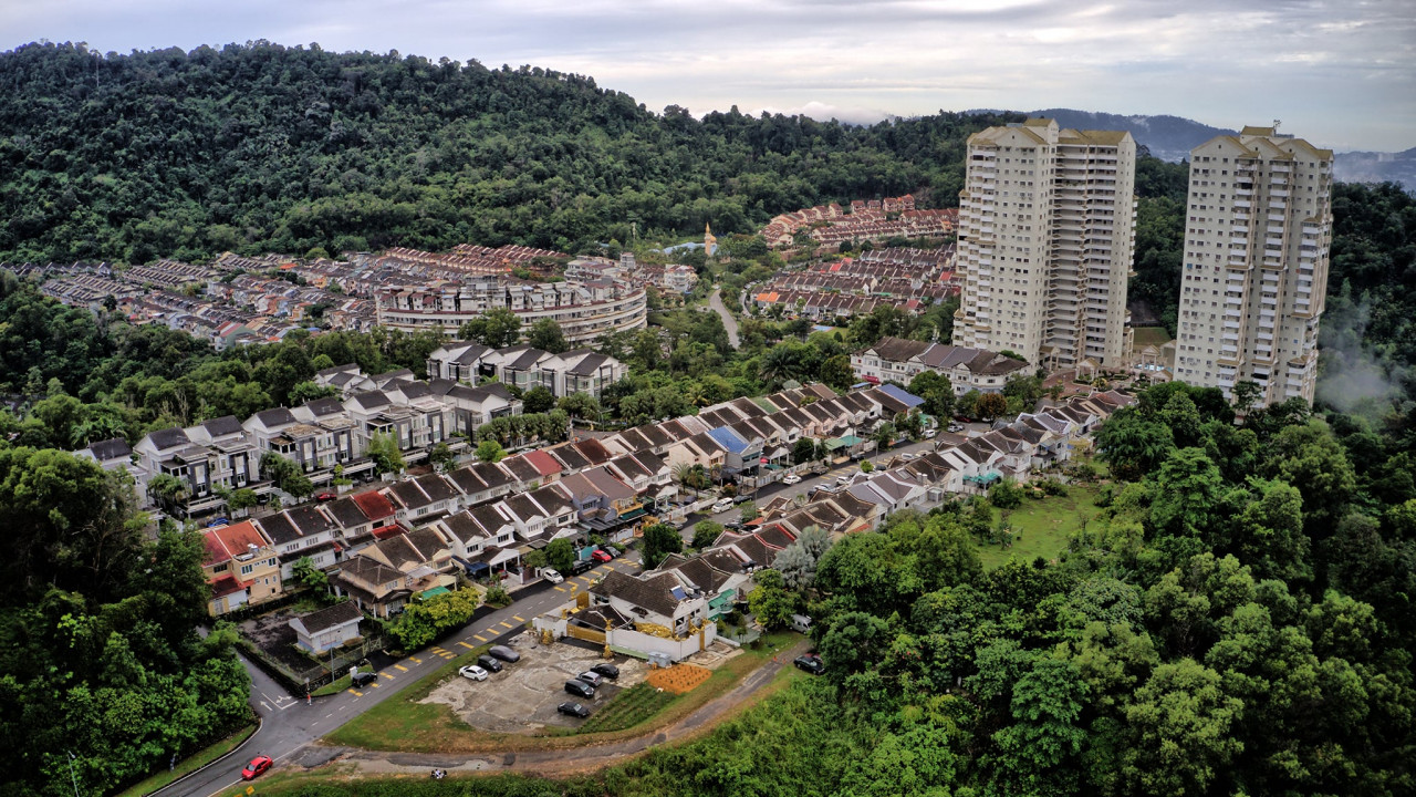 A long-time observer tells The Vibes that divulging a Universiti Teknologi Malaysia study on the condition of slopes and risk zones at Bukit Antarabangsa could upset certain quarters and make them afraid of their home surroundings every time it rains. – Bukit Antarabangsa View Point Facebook pic, January 21, 2023