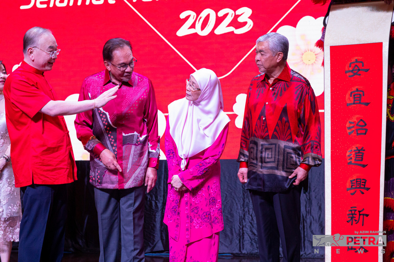 (From left) MCA president Datuk Seri Wee Ka Siong, Prime Minister Datuk Seri Anwar Ibrahim, Bandar Tun Razak MP Datuk Seri Dr Wan Azizah Wan Ismail, and Umno president Datuk Seri Ahmad Zahid Hamidi at MCA’s Chinese New Year open house today. – AZIM RAHMAN/The Vibes pic, January 22, 2023