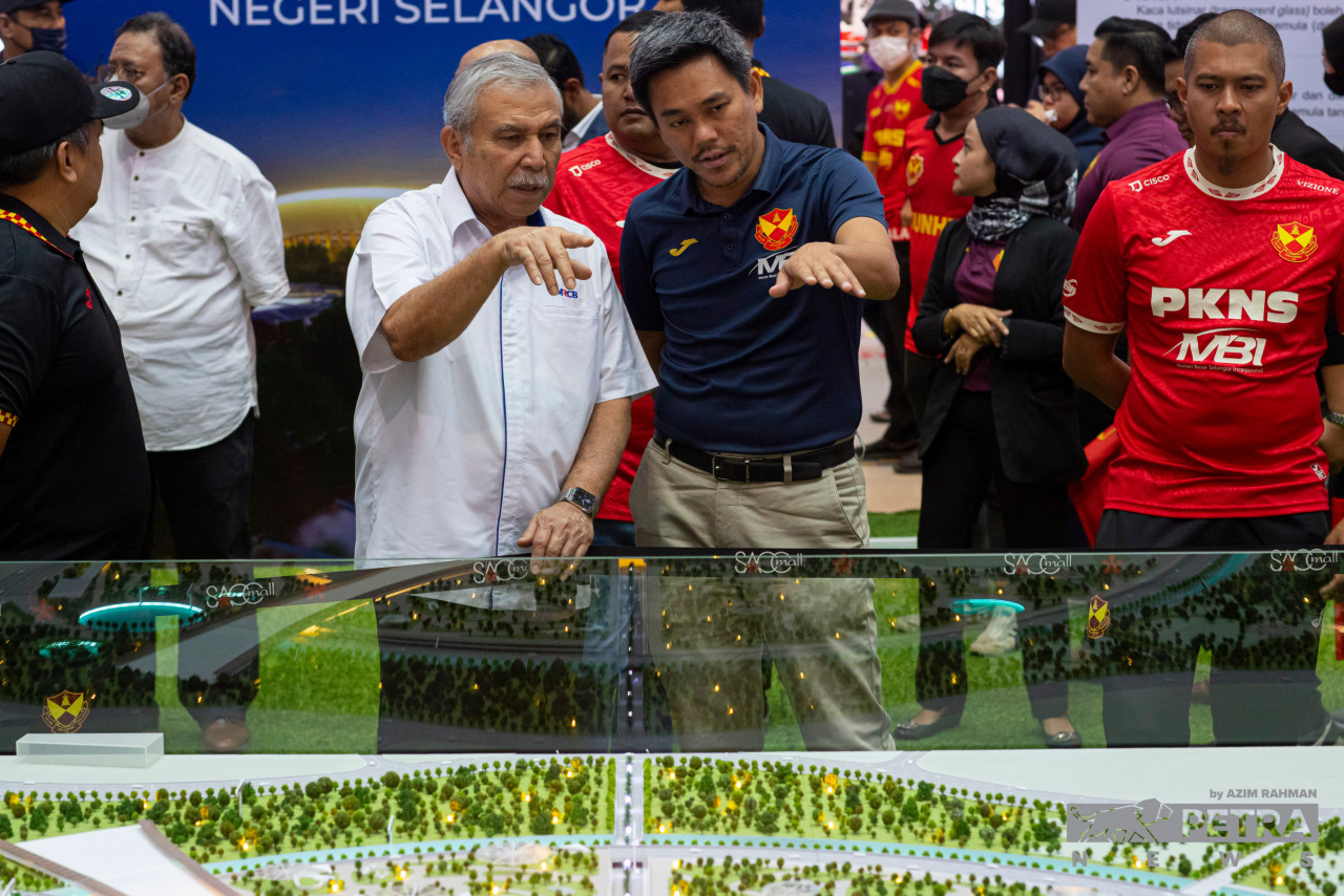 Selangor FC chief executive officer Johan Kamal Hamidon (right) speaks to former Selangor FC player and current Malaysian Resources Corp Bhd executive vice-president Datuk Dell Akbar Khan at the launch of the team’s new kit at SACC Mall, Shah Alam today. – AZIM RAHMAN/The Vibes pic, January 28, 2023