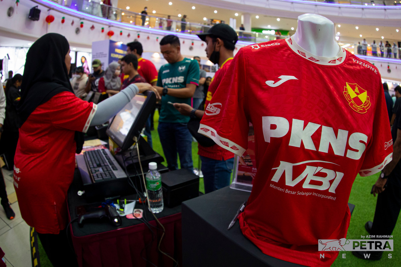 The new Selangor FC jersey uses red as the main colour to display courage, strength and the team’s high spirit, while the colour of ‘sand’ is used as the secondary colour because it is a component of concrete that was used to build the Shah Alam Stadium façade and foundation. – AZIM RAHMAN/The Vibes pic, January 28, 2023