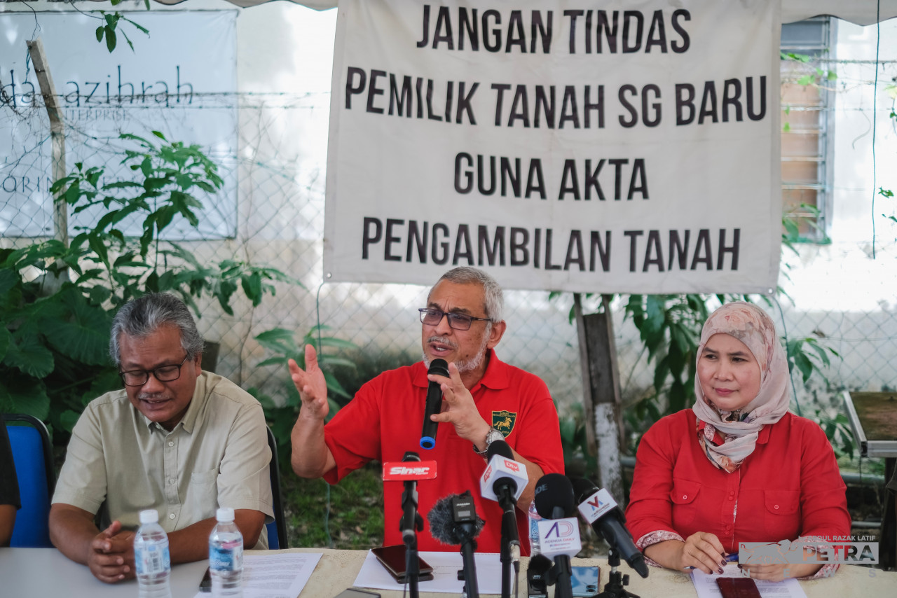 Former federal territories minister Khalid Abdul Samad (centre) has urged the Kuala Lumpur Lands and Mines Department to abide by the prime minister’s order to suspend redevelopment in Kg Sg Baru. – ABDUL RAZAK LATIF/The Vibes pic, January 29, 2023 