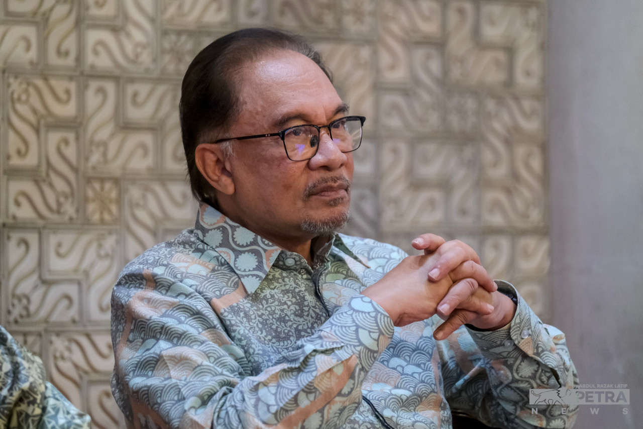 Prime Minister Datuk Seri Anwar Ibrahim (pic) has brushed off Tan Sri Abdul Hadi Awang’s recent comments on the government’s potential collapse by claiming the PAS president was being delirious. – ABDUL RAZAK LATIF/The Vibes file pic, March 5, 2023
