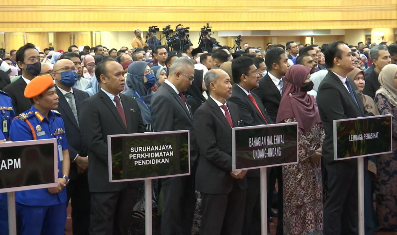 Civil servants listen to the prime minister’s monthly address to them today. Datuk Seri Anwar Ibrahim had earlier expressed pity for them when the monthly meet was held outdoors. – Screen grab pic, February 7, 2023