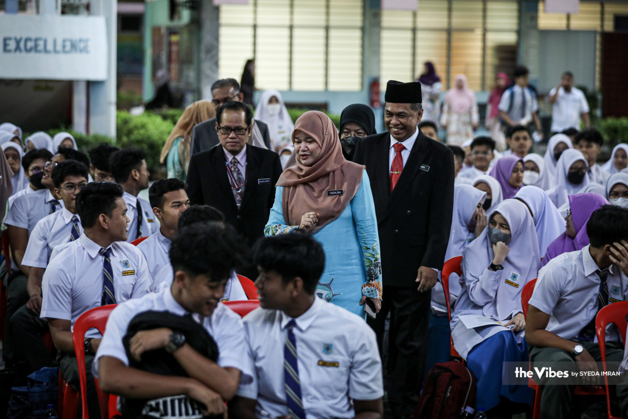Education Minister Fadhlina Sidek (centre) says her visit to SMK Jalan Empat in Bandar Baru Bangi, Selangor had the aim of giving words of encouragement to motivate the students and checking on the school’s and Examination Board’s preparations for the Sijil Pelajaran Malaysia examinations. – SYEDA IMRAN/The Vibes pic, February 20, 2023