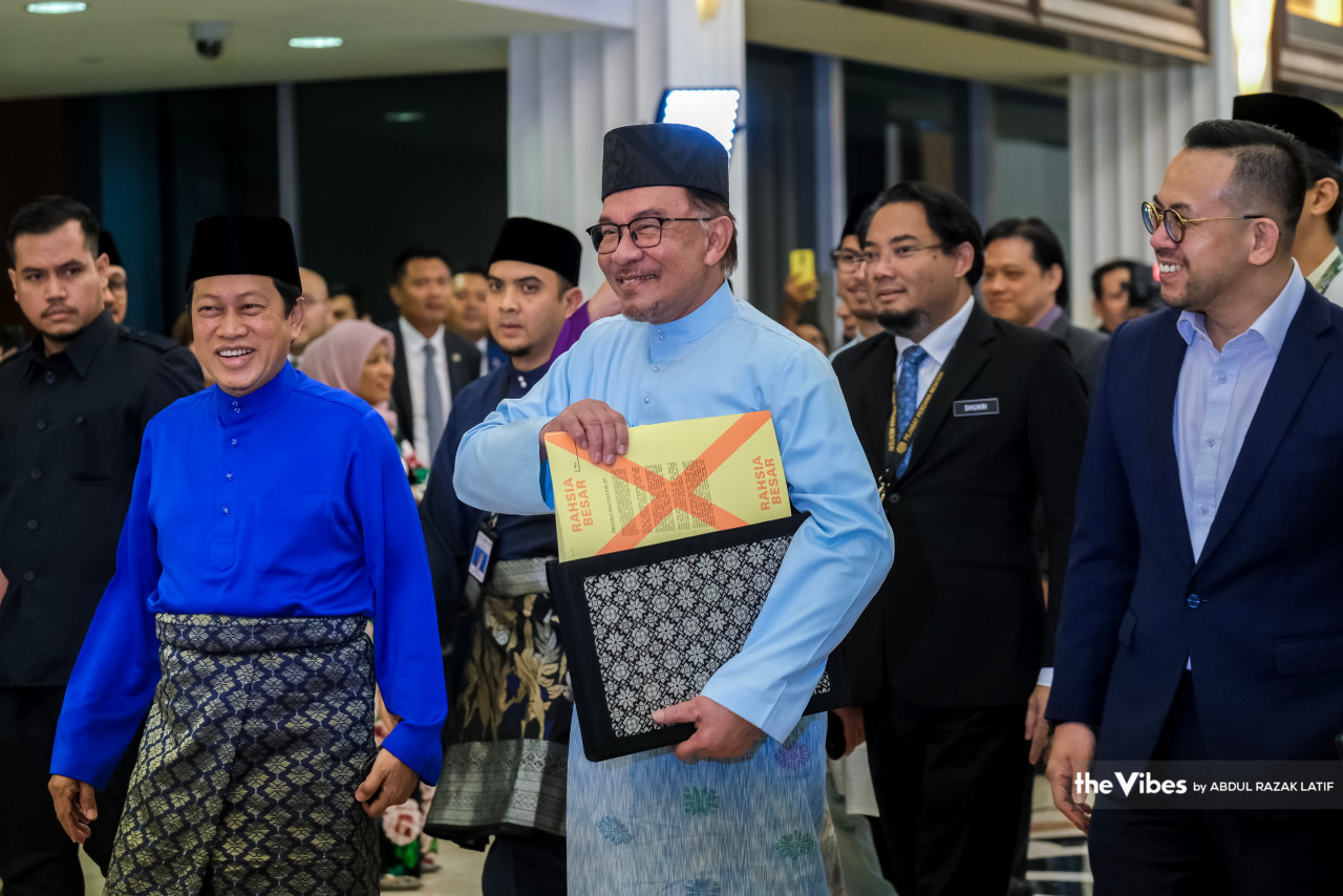 Prime Minister Datuk Seri Anwar Ibrahim arrives at Parliament to table the revised Budget 2023. – ABDUL RAZAK LATIF/The Vibes pic, February 24, 2023