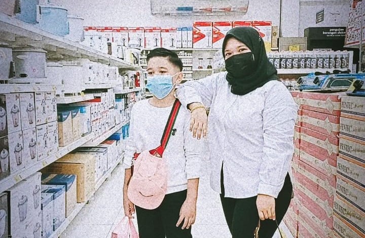 Julisa Salman (right) has told her son that they will not be going on vacation to save money for school reopening and Hari Raya Aidilfitri. – Pic courtesy of Julisa Salman, March 1, 2023