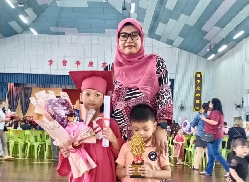 Noorasvilla Muhamma (centre) has said that about RM500 is needed for school registration fees and other equipment needed for her 7-year-old daughter and 4-year-old son. – Pic courtesy of Noorasvilla Muhamma, March 1, 2023