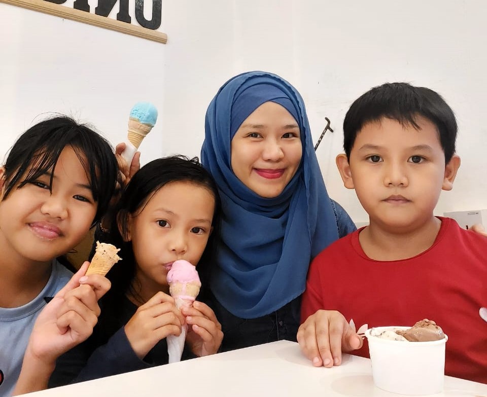 Wendy Aaliyah Chong (second right) has said RM700 as a proposed bonus for civil servants announced by the prime minister in Budget 2023 comes as a massive relief for her family. – Pic courtesy of Wendy Aaliyah Chong, March 1, 2023