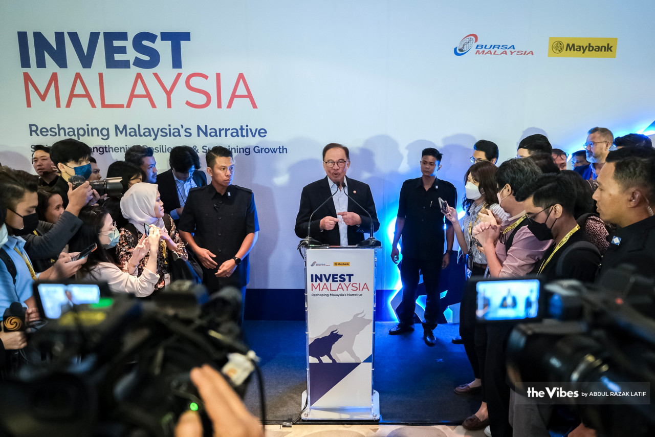 Prime Minister Datuk Seri Anwar Ibrahim (centre) says his Budget 2023 has been designed to address the high national debt and socio-economic mobility. – ABDUL RAZAK LATIF/The Vibes pic, March 8, 2023