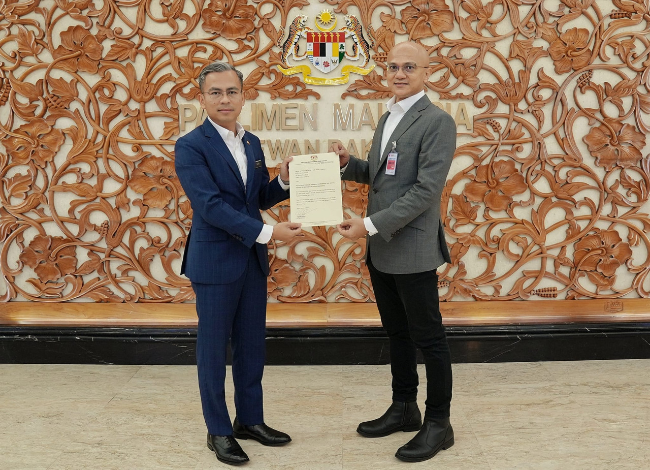 Al-Ishsal Ishak (right) has been instrumental in launching 5G services in this country, starting with a standalone pilot project in Langkawi way back in December 2019. – Fahmi Fadzil Facebook pic, March 9, 2023