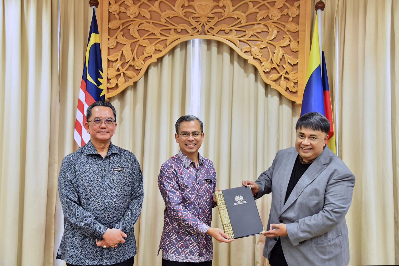 While Fahmi Fadzil looks to Suhaimi Sulaiman (right) to modernise RTM and make the government broadcasting company less a propaganda tool and more BBC or CNN, he may expect the seasoned Kamil Othman to help him cleanse the National Film Development Corporation. – Fahmi Fadzil Facebook pic, March 9, 2023