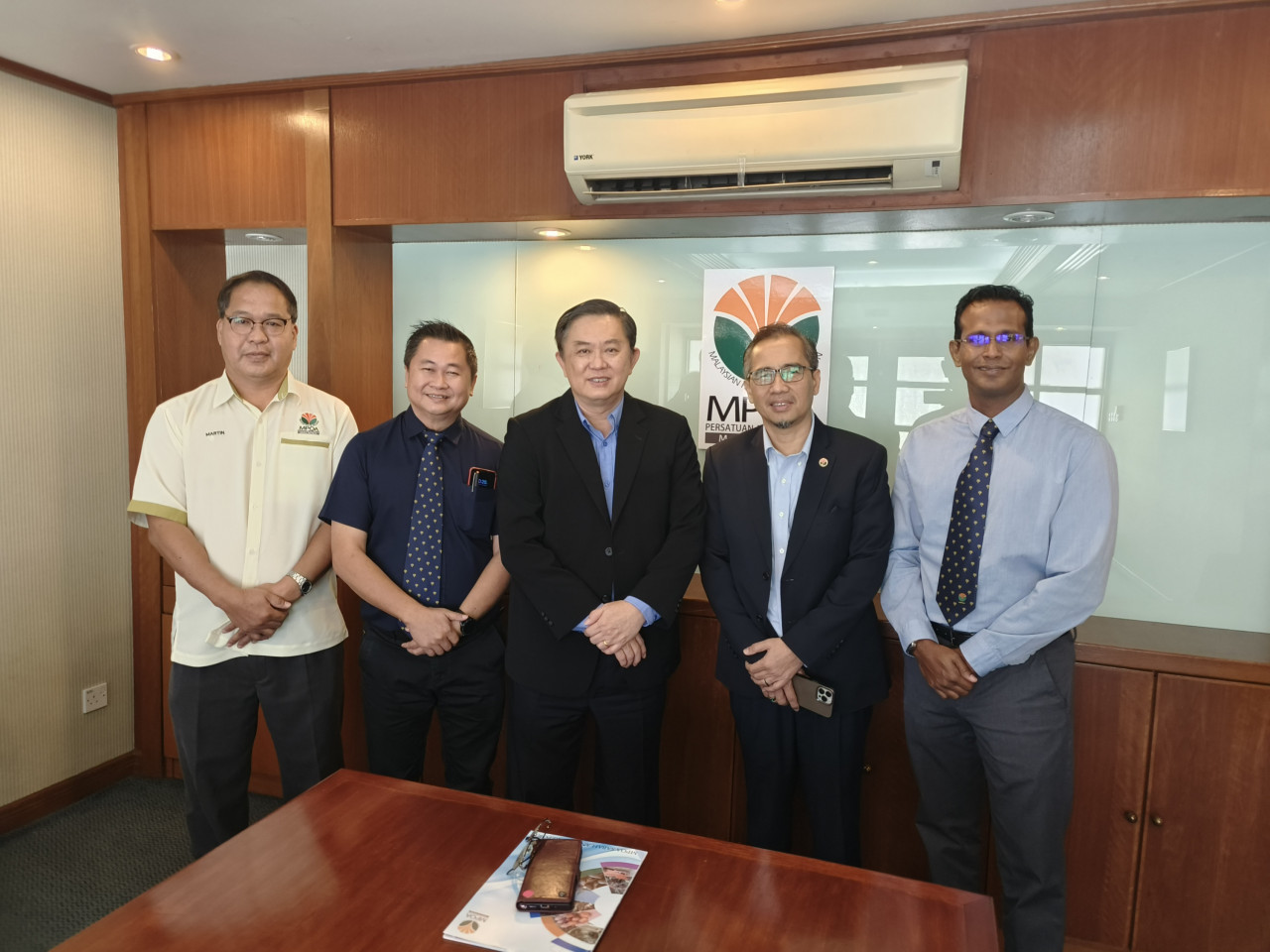 Malaysian Palm Oil Association chief executive Joseph Tek (centre) has recommended for the government to offer replanting tax incentives to planters to boost production. – REBECCA CHONG/The Vibes pic, March 11, 2023
