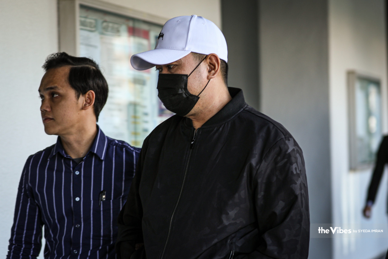 Ng Shih Chiow (right) at the Kuala Lumpur sessions court to be charged with misappropriation of property. He is accused along with his brother Ng Shih Fang of the alleged offence. – SYEDA IMRAN/The Vibes pic, March 14, 2023