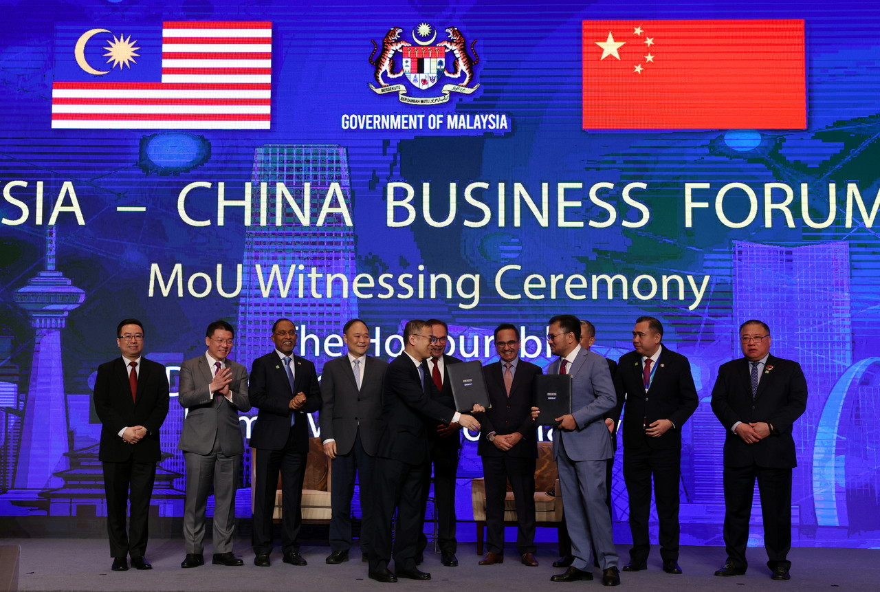 Malaysian officials witness the signing of a heads of agreement between DRB-Hicom Bhd and Zhejiang Geely Holding Group Co Ltd at the Malaysia-China Business Forum held in Beijing, China last Saturday. – Bernama pic, April 4, 2023