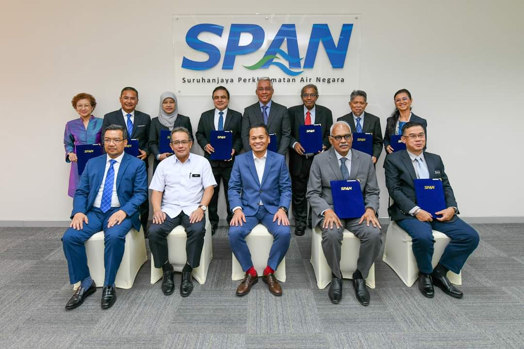 Charles Santiago (second from right, front) is now chairman again of the National Water Services Commission, joined most recently by Nor Azrina Surip (third from left, rear) and Derek Fernandez (fourth from left, rear). – Pic courtesy of SPAN, April 7, 2023