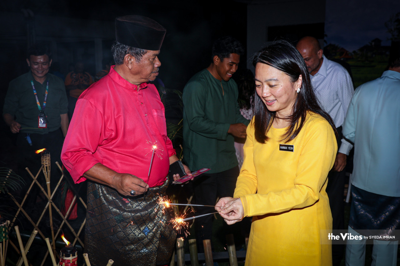 Hannah Yeoh (in yellow baju kurung) has some fun with sparklers at a breaking fast ceremony hosted by the National Sports Council at Bukit Jalil last night. – SYEDA IMRAN/The Vibes pic, April 13, 2023