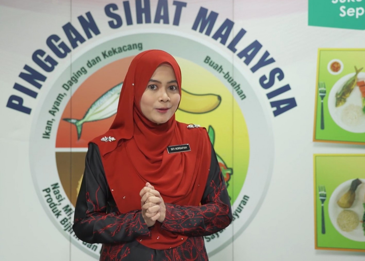 Nutritionist Siti Norsafiah Mohd Yusoff advises Malaysians to follow the ‘quarter quarter half’ concept for apportioning food to a plate as recommended by the Health Ministry. – Screen grab pic, April 23, 2023