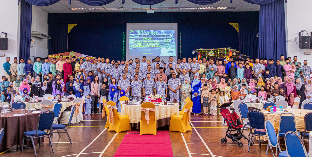 Attendees of the navy’s Raya celebration in Sandakan pose for a photo. Navy Chief Adm Datuk Abdul Rahman Ayob was at the event to boost morale. – REBECCA CHONG/The Vibes pic, April 24, 2023