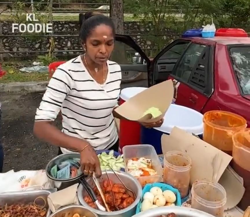 Sangeetha has recently risen to fame after videos of her various dishes went viral online, leading to eager customers nationwide queuing up even before sunrise to get a taste of her cooking. – Screen grab pic, May 20, 2023